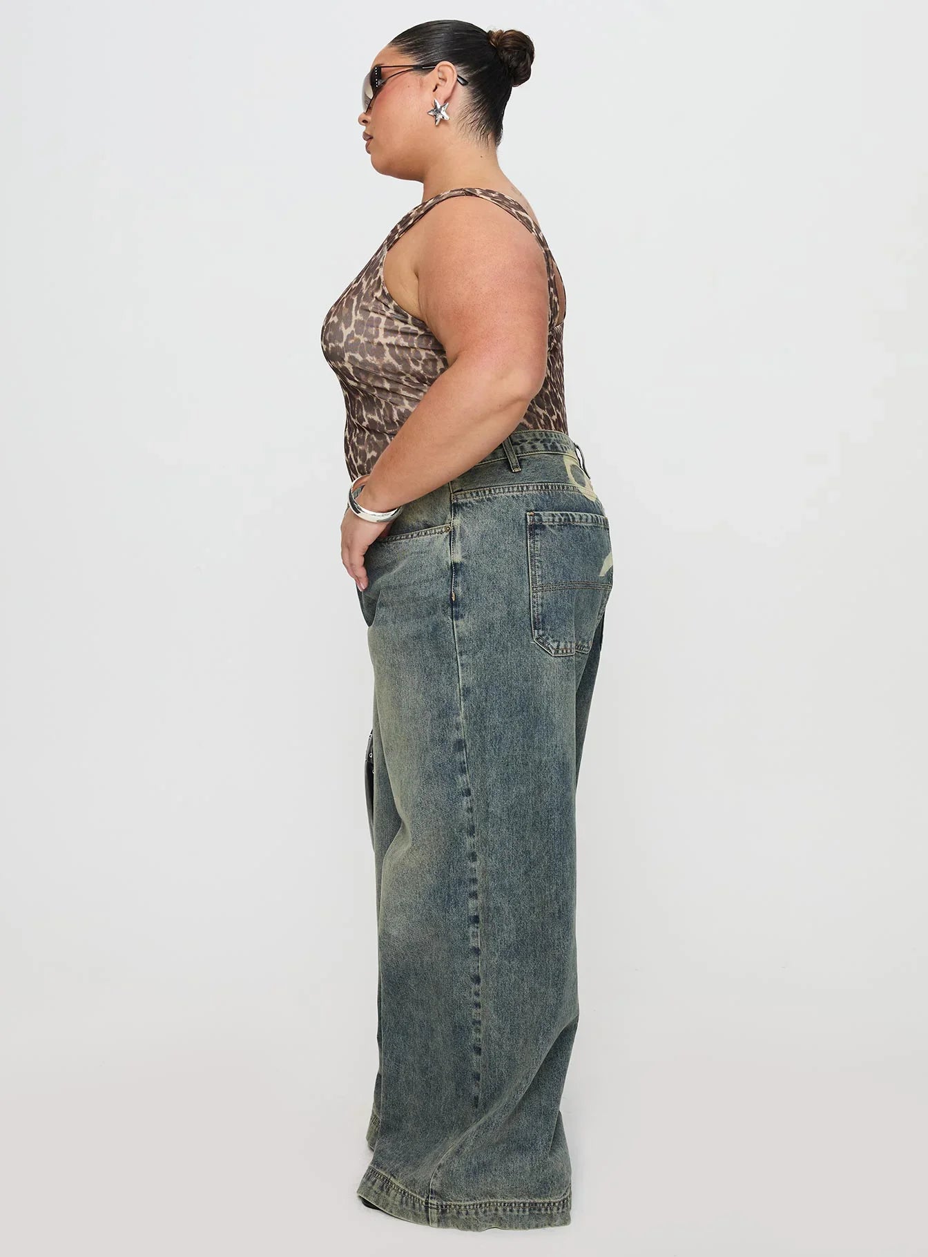 Ribbon Stamp Low Rise Wide Leg Jeans Antique Wash Curve